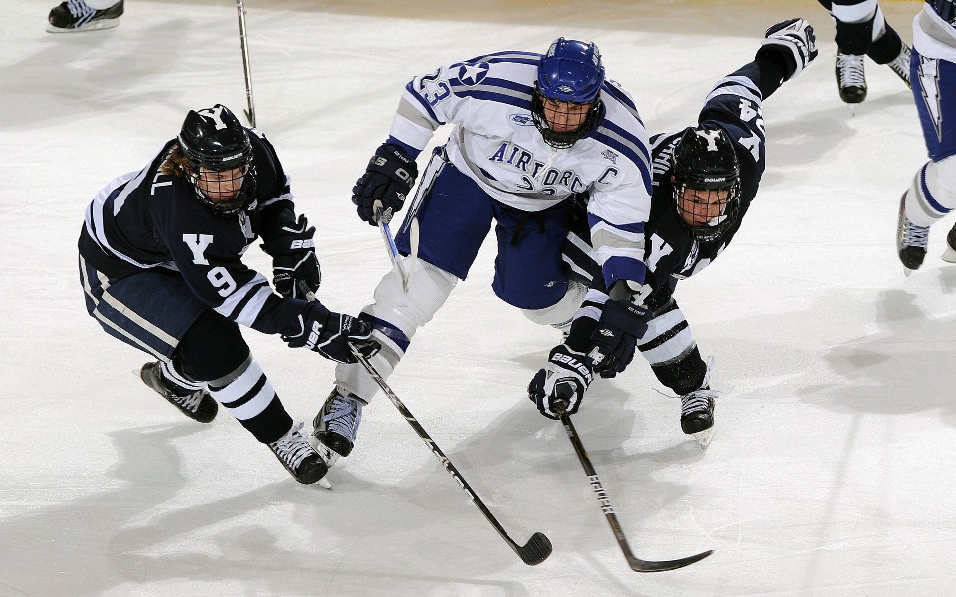 “智能裁判技术在中超首次应用,比赛公平性显著提升”,人工智能足球裁判
