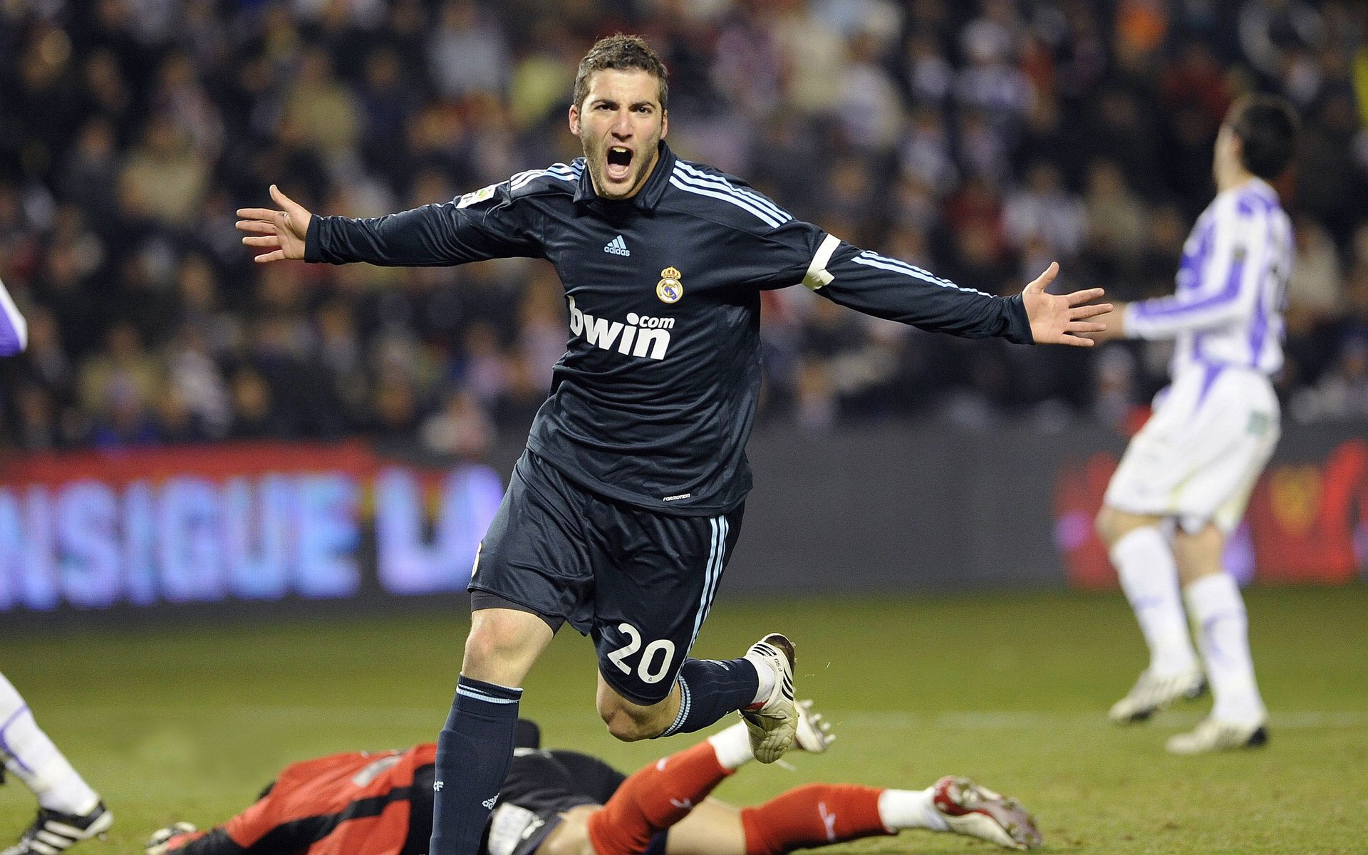 电竞女神COS出战夺冠，引爆二次元体育圈，电竞职业选手的玩cos的